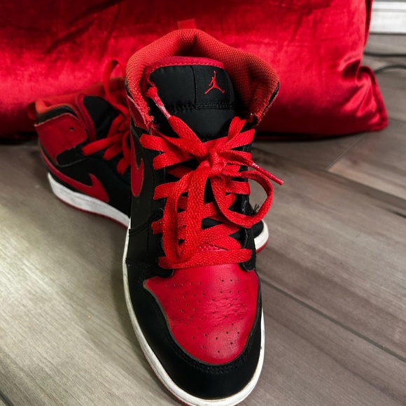 🚨🔥 Air Jordan 1 Mid 'Alternate Bred' Red Black Kid's Size 3Y - Picture 3 of 6